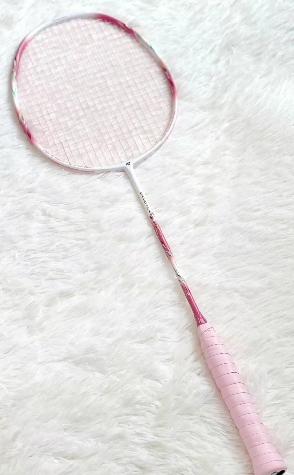 全新！疾光NF70--粉粉嫩嫩的，满满少女心颜值的天花板啊~爱了爱了 打感:头轻杆软，挥重极低，挥速极快，中杆软舒适，毫无震感。球拍比较容易上手，真是专为女生设